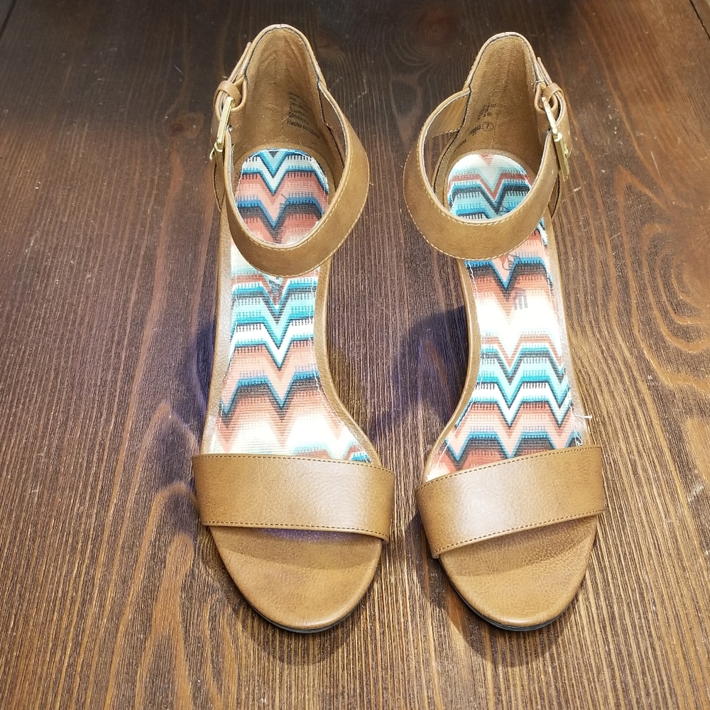 American Eagle Women's 7 brown ankle strap wedges